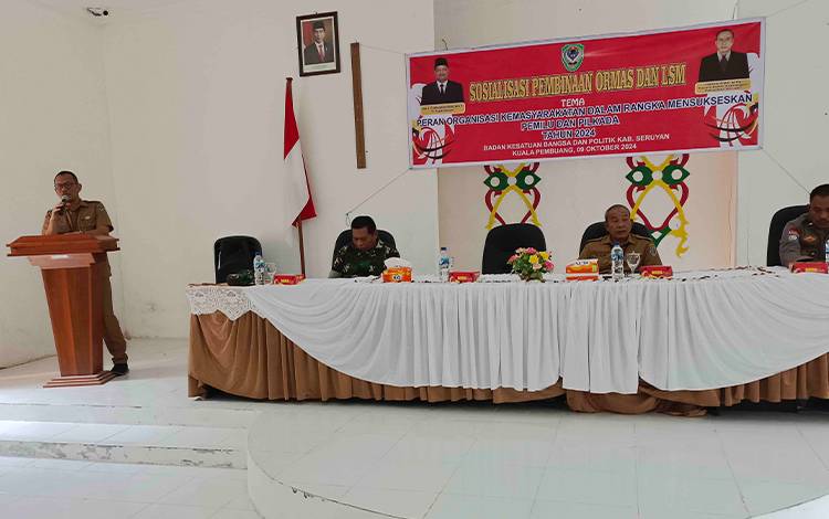 Pj Sekda Seruyan dr Bahrun Abbas saat membuka kegiatan Sosialisasi Pembinaan Organisasi Kemasyarakatan (ormas) dan Lembaga Swadaya Masyarakat (LSM) di Aula Kesbangpol Seruyan (FOTO: FAHRUL)