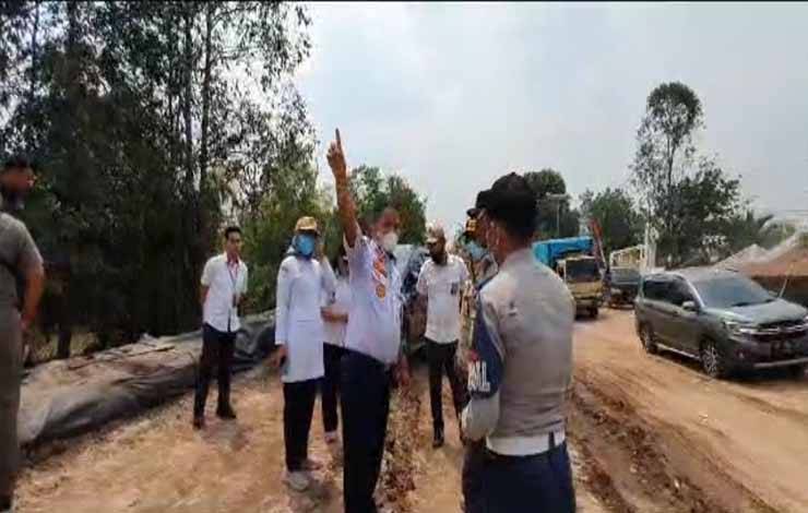 Pj Wali Kota Palangka Raya Hera Nugrahayu saat meninjau penimbunan Jalan di Kelurahan Kameloh Baru (Foto : IST)