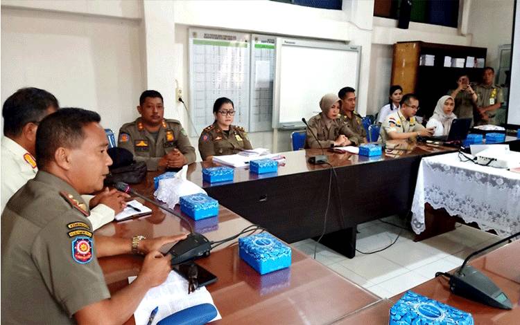 Kasatpol PP Barito Utara, Drs Aprin S Dahan saat membuka sosialisasi Implementasi Pemanfaatan Sistem Informasi Perlindungan Masyarakat (SIM LINMAS), di aula Setda lantai II, Rabu 11 Oktober 2023.(Foto: Dhani)