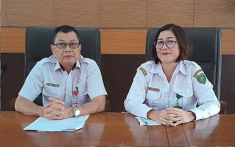 Asisten III Sekretaris Daerah Edius Uhing (kiri) saat memimpin rapat pembentukan Panitia Natal Gabungan Pemerintah Daerah, TNI. POLRI, DPRD. PKK dan Organisasi Wanita lainnya serta Gereja-Gereja se-Barito Timur tahun 2023, Rabu, 11 Oktober 2023. (FOTO: DISKOMINFOPS BARTIM)