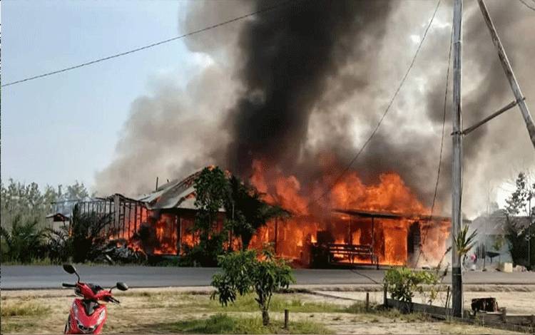 Kebakaran Hanguskan Dua Rumah Warga di Desa Kota Baru Kapuas Tengah