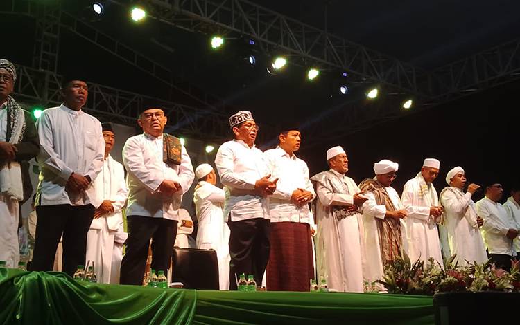 Pj Bupati Kobar, Budi Santosa dalam pelaksanaan Kobar Berselawat di Stadion Sampuraga, Rabu, 11 Oktober 2023 (FOTO: NURITA)