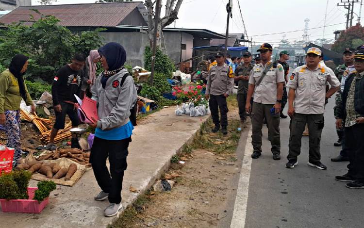 Camat Kahayan Hilir Tertibkan Pedagang Pasar Mingguan