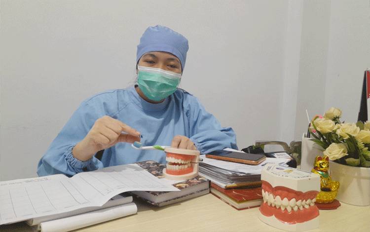 drg?Dwi Martisza saat menganjurkan ukuran pasta gigi untuk anak. (Foto:MARINI)
