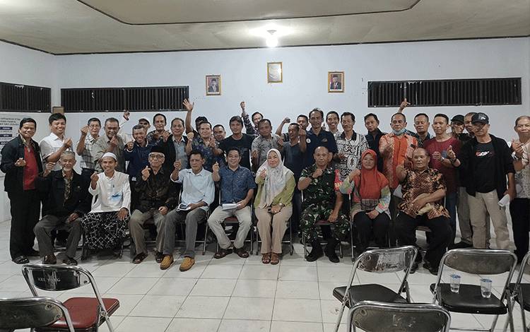 Lurah Evi Kahayanti saat berfoto usai pemilihan ketua LKK (Foto : Kelurahan Panarung)