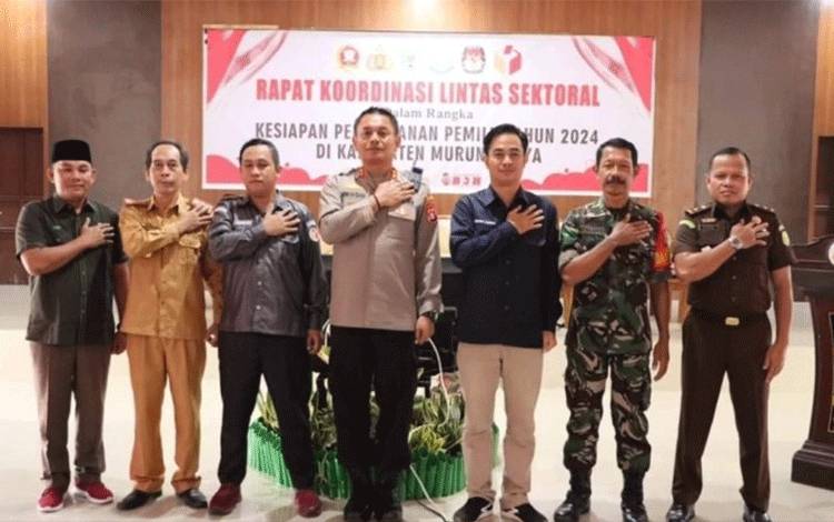Jajaran Forkopimda saat foto bersama usai membahas terkait Persiapan Pemilu dalam forum Rakor Lintas Sektoral.