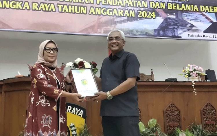 Pj Wali Kota Palangka Raya, Hera Nugrahayu menyerahkan RAPBD 2024. (FOTO: HENDRI)