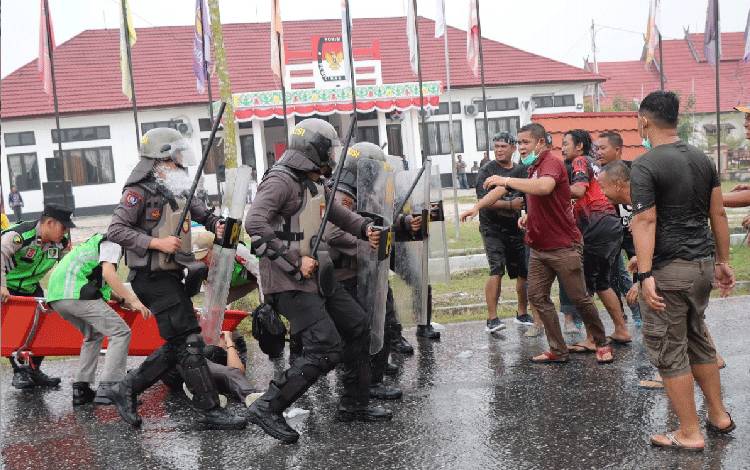 Massa 'Gerudug' Kantor KPU Gunung Mas, Kapolres Angkat Bicara