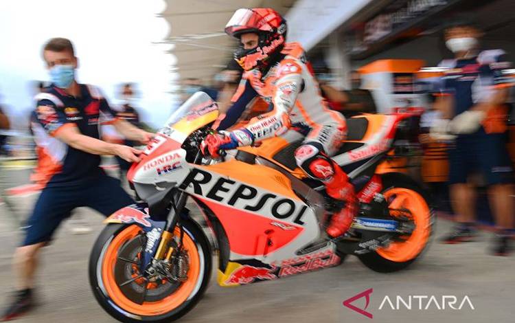ARSIP FOTO : Pembalap Repsol Honda Team Marc Marquez mengendarai sepeda motor keluar dari garasi tim saat sesi latihan bebas 1 MotoGP seri Pertamina Grand Prix of Indonesia 2022 di Pertamina Mandalika International Street Circuit, Lombok Tengah, NTB, Jumat (18/3/2022). Marc Marquez resmi meninggalkan Repsol Honda Team MotoGP setelah MotoGP 2023 berakhir dan selanjutnya dikabarkan akan bergabung dengan Team Gresini Racing MotoGP. ANTARA FOTO/Andika Wahyu/aww.