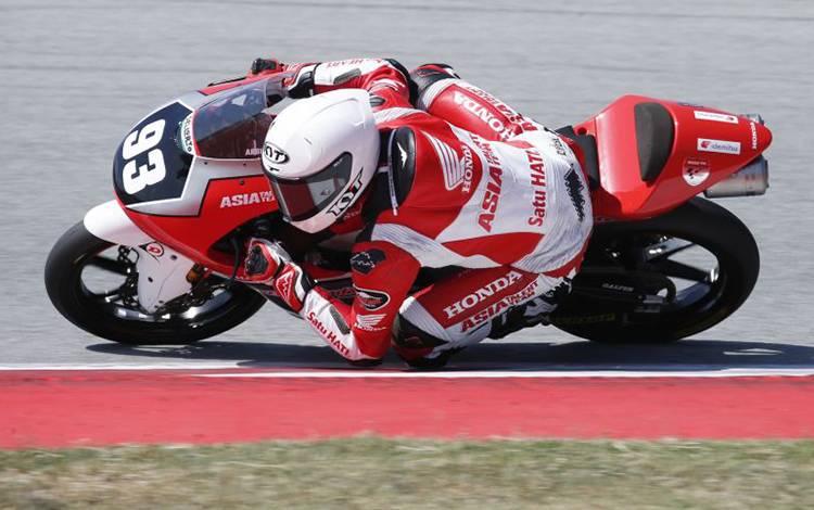 Pembalap muda Indonesia Fadillah Arbi Aditama yang akan melakoni debut di kelas balap Moto3 sebagai wildcard untuk tim Astra Honda Racing Team (AHRT) di seri GP Indonesia di Sirkuit Internasional Mandalika, 13-15 Oktober 2023. (ANTARA/HO/AHM)