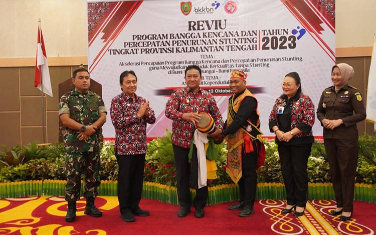 Wakil Gubernur Kalteng H. Edy Pratowo saat membuka secara resmi kegiatan Review Program Bangga Kencana dan Percepatan Penurunan Stunting Kalteng Tahun 2023 ditandai dengan Penabuhan Katambung. (FOTO: IKHSAN)