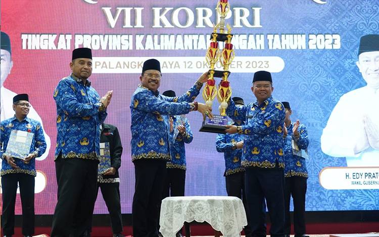 Sekda Nuryakin saat menyerahkan Piala Bergilir Gubernur Kalteng kepada juara umum terbaik pada MTQ KORPRI Tingkat Provinsi Kalteng Tahun 2023. (FOTO: AGUNG/ALDO)