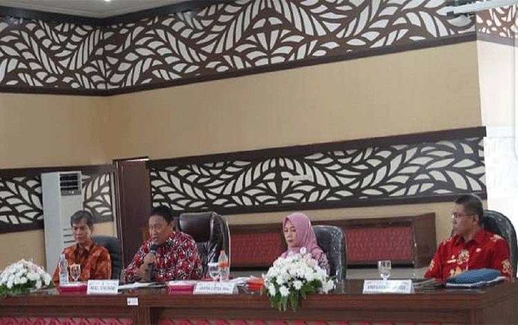 Wakil Gubernur Kalimantan Tengah (Kalteng), Edy Pratowo saat mengikuti rapat TEPRA di Aula Badan Pendapatan Daerah (Bapenda) Provinsi Kalteng, Kamis, 12 Oktober 2023. (FOTO: SETDA KALTENG)