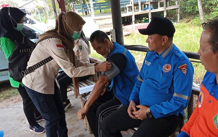 PKM Anjir Serapat Cek Kondisi Kesehatan Personel Posko Lapang Karhutla di Kapuas Timur?
