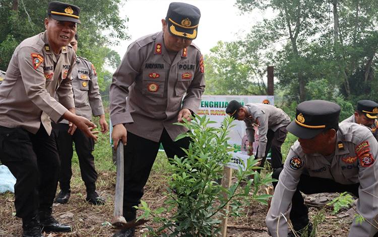 Semarakkan HUT Humas Polri ke-72 Polresta Palangka Raya Tanam 100 Bibit Pohon