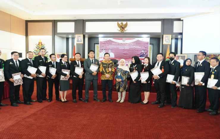 Penyerahan piagam penghargaan saat penutupan PKP Gelombang I, II, dan III, di Aula Badan Pengembangan Sumber Daya Manusia (BPSDM) Provinsi Kalteng, Jumat, 13 Oktober 2023. (FOTO: IKHSAN)