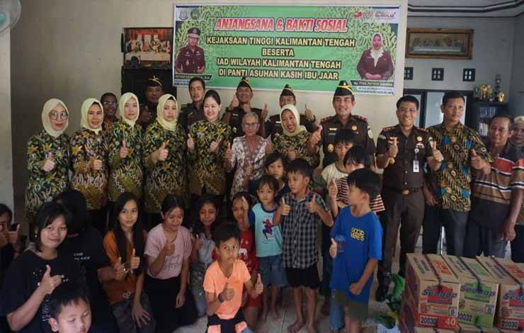 Kejati Kalteng Pathor Rahman dan Jajarannya saat mengunjungi Panti Asuhan di Barito Timur, Kamis, 12 Oktober 2023 (Foto : Penkum Kejati Kalteng)