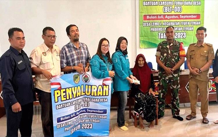Warga Desa Lemo I Terima BLT DD Triwulan III