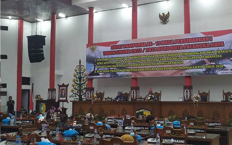 Paripurna tanggapan Pj Wali Kota Palangka Raya atas pandangan fraksi dewan mengenai RAPBD 2024. (FOTO: HENDRI)?