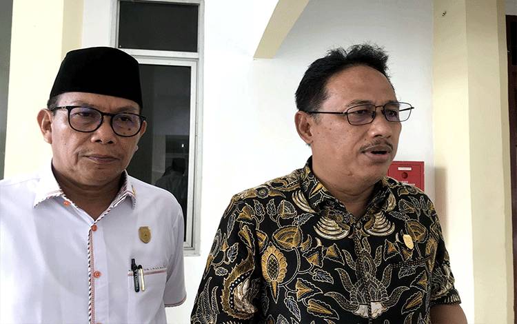 Ketua DPRD Kabupaten Kobar Rusdi Gozali bersama Wakil Ketua II DPRD Kobar Bambang Suherman, Jumat, 13 Oktober 2023 (FOTO: NURITA)