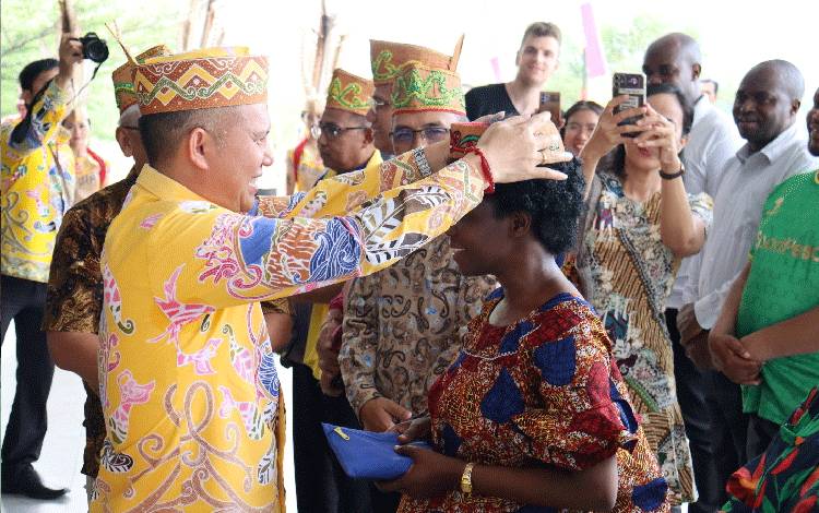 Begini Fakta di Balik Bupati Gunung Mas Pakaikan Topi Adat Dayak kepada Tamu Asing