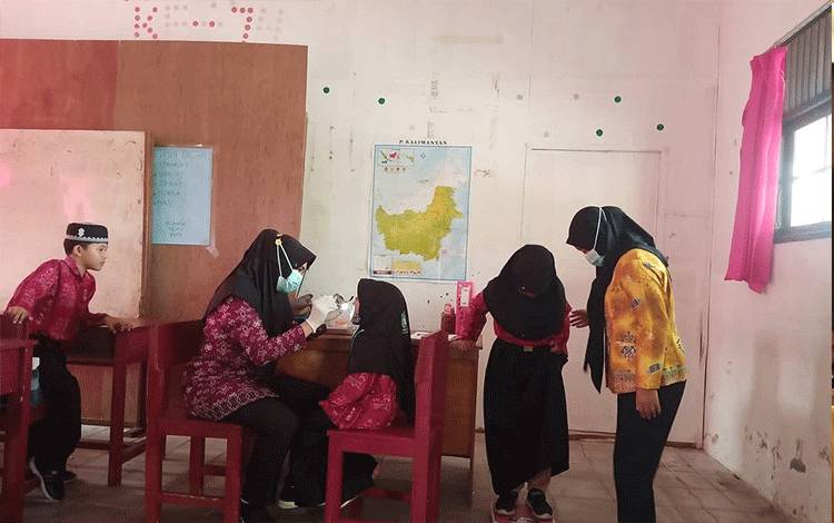 Puskesmas Bukit Hindu Laksanakan Penjaringan Kesehatan Siswa di MI Annur Palangka Raya
