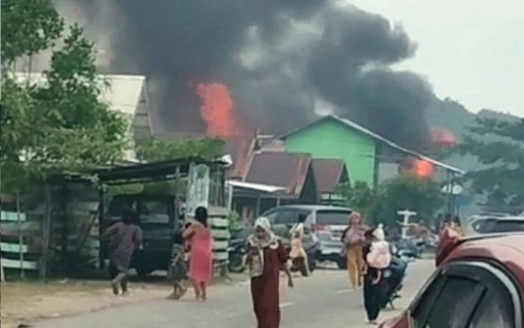 Terlihat kepulan api membakar rumah warga di Petuk Katimpun ujung, Kelurahan Petuk Katimpun, Kecamatan Jekan Raya, Sabtu, 14 Oktober 2023. (FOTO: ISTIMEWA)