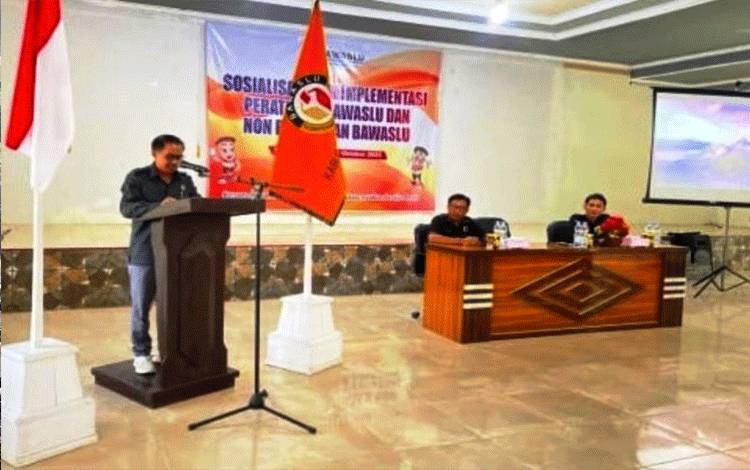 Ketua Bawaslu Kabupaten Lamandau Yustedi saat membuka acara sosialisasi implementasi peraturan Bawaslu. (FOTO : HENDI NURFALAH)