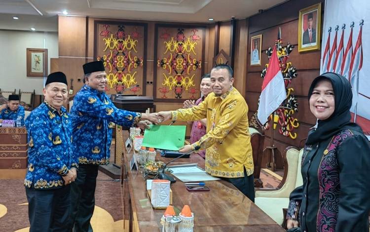 Perwakilan KORPRI Murung Raya menyerahkan Surat Pernyataan Kesanggupan melaksanakan MTQ?Korpri?ke?VIII. (FOTO: ISTIMEWA)