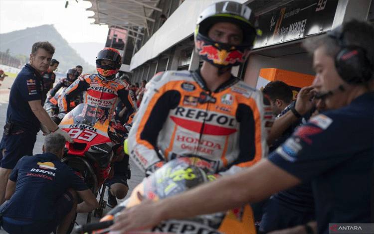 Pembalap Repsol Honda Marc Marquez (kedua kiri) dan Joan Mir (kanan) bersiap mengendarai motornya pada sesi latihan bebas 2 MotoGP seri ke-15 di Pertamina Mandalika International Street Circuit, Lombok Tengah, NTB, Jumat (13/10/2023). ANTARA FOTO/Wahyu Putro A/aww. (ANTARA FOTO/WAHYU PUTRO A)