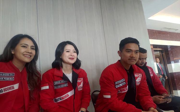 Kaesang Pangarep (kedua kanan) saat diwawancara awak media setelah menghadiri acara Konsolidasi Bappilu PSI Kopi Darat Sulawesi Utara di Manado, Sabtu (14/10/2023). Antara/Hendri Sukma Indrawan