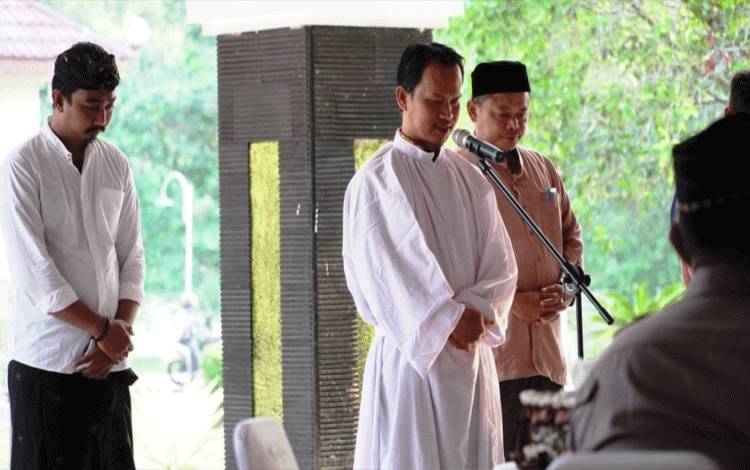 Sejumlah pemuka lintas agama melaksanakan doa bersama di Rumah Jabatan Bupati Lamandau. (FOTO : HENDI NURFALAH)?