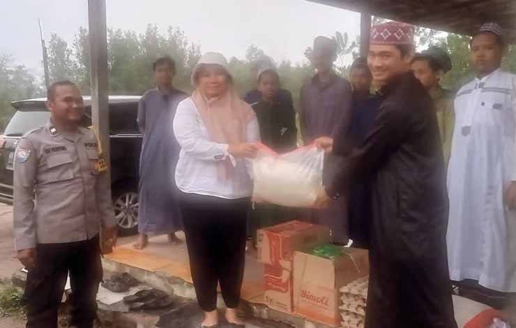 Lurah Panarung Bagikan Sembako Kepada Santri Penghafal Alquran di Masjid Rahmatan Lil Al-Amin