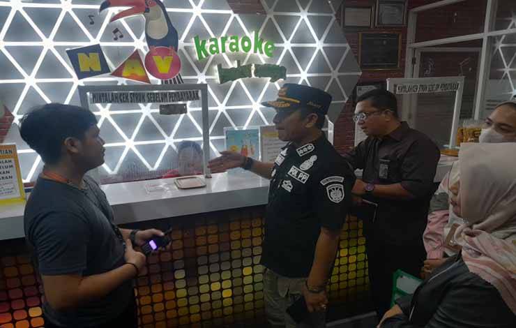BPPRD Kota Palangka Raya bersama Satpol PP Palangka Raya saat melaksanakan rajia pajak Nav Karaoke Palangka Raya, Sabtu, 14 Oktober 2023 malam (Foto: MARINI)