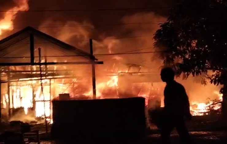 Korsleting Listrik, 4 Rumah dan 1 Gedung Walet Hangus Terbakar di Sampit
