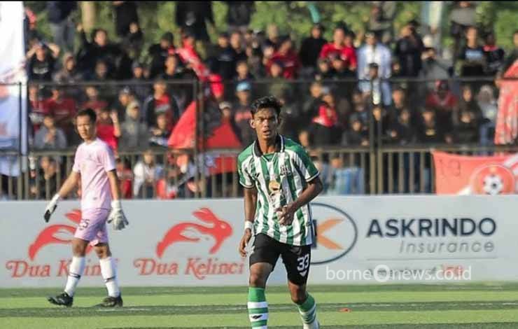 Pemain belakang Deltras Sidoarjo Muhammad Idris menguasai bola pada pertandingan Grup 3 Liga 2 Indonesia kontra Persipa Pati di Stadion Joyokusumo, Pati, Minggu (15/10/2023). (HO-Deltraa Sidoarjo/instagram @deltras.official)