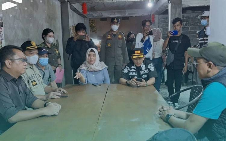 Kepala BPPRD Palangka Raya, Emi Abriyani memimpin operasi kepatuhan pajak pelaku usaha. (FOTO: BPPRD)