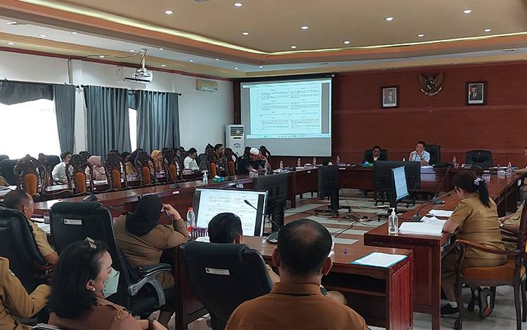 Suasana saat Bapemperda DPRD Kapuas rapat bahas tiga Raperda pada Senin, 16 Oktober 2023. (FOTO: DODI)