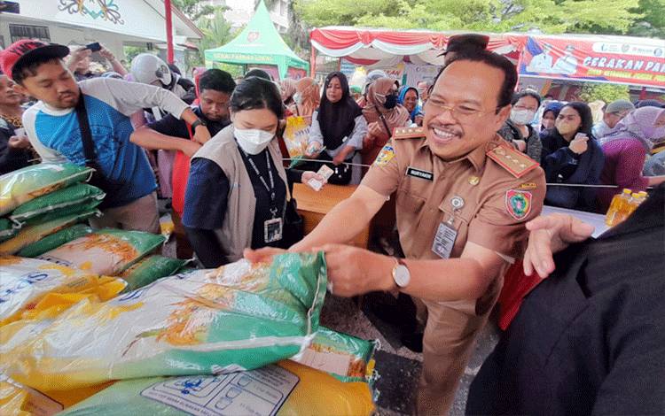 Sekda Kalteng Bantu Bagikan Beras Pada Hari Pangan Sedunia 2023