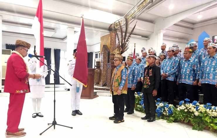 Ketua Harian DAD Kalteng Prof Dr Andrie Elia Embang mewakili Ketua Umum DAD Kalteng Agustiar Sabran saat melantik pengurus DAD Kabupaten Barito Utara periode 2023-2028 di Gedung balai Antang Muara Teweh, Senin (16/10/2023)