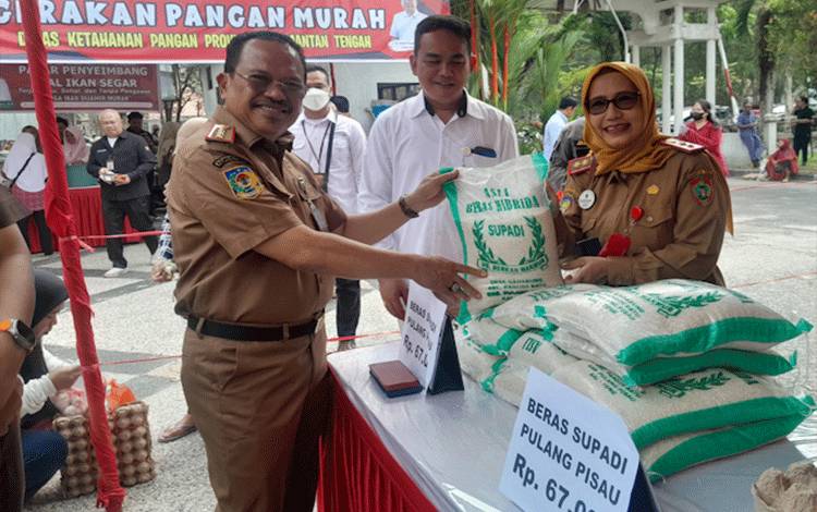 Sekda Kalteng H Nuryakin serta Kadis TPHP Hj Sunarti saat memperlihatkan Beras Hibrida Supadi Pulang Pisau, Senin 16 Oktober 2023 (Foto: MARINI)