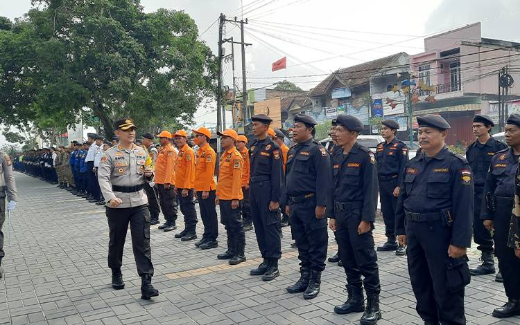Kapolres Kobar Pimpin Apel Gelar Pasukan Operasi Mantap Brata Telabang 2023 - 2024