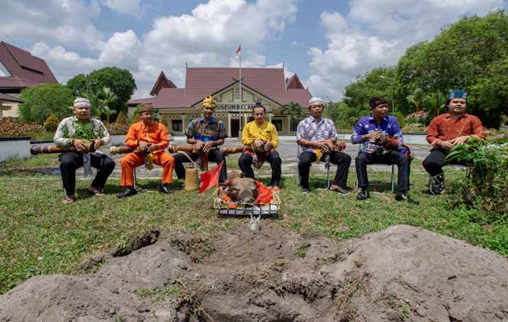 Tanamkan Toleransi Umat Beragama dalam Ritual Mamapas Manyadingen Ramu Museum Balanga