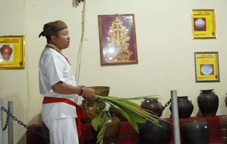 Basir tengah melakukan ritual Mamapas Manyadingen Ramu. (FOTO: AGUNG)