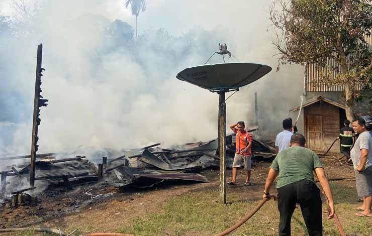Rumah Warga di Simpang Naneng Ludes Terbakar