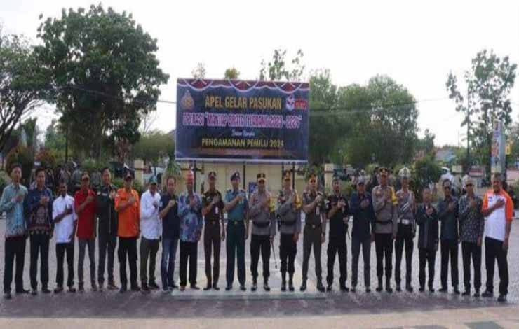 Kapolres Seruyan AKBP Ampi Mesias Von Bulow foto bersama usai pelaksanaan Apel Gelar Pasukan Operasi Mantap Brata Telabang ( Foto : Ist)