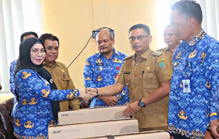Pj Bupati Pulang Pisau Serahkan Peralatan Perekaman E-KTP ke Kecamatan