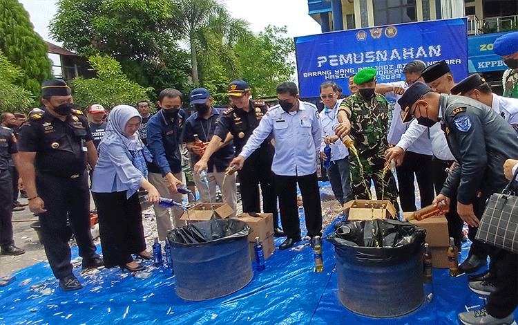 Bea Cukai Sampit Musahkan Rokok dan Miras Ilegal Senilai Rp620 Juta