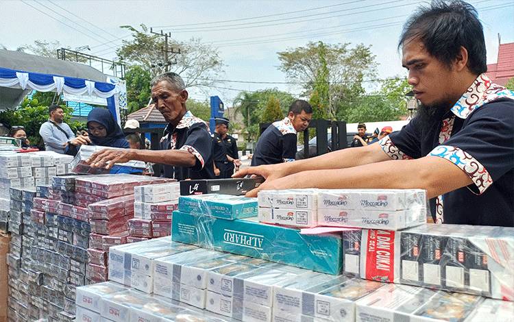 Tumpukan rokok ilegal yang akan dimusnahkan di Halaman Kantor Bea Cukai Sampit, Rabu, 18 Oktober 2023. (FOTO:DEWIP)