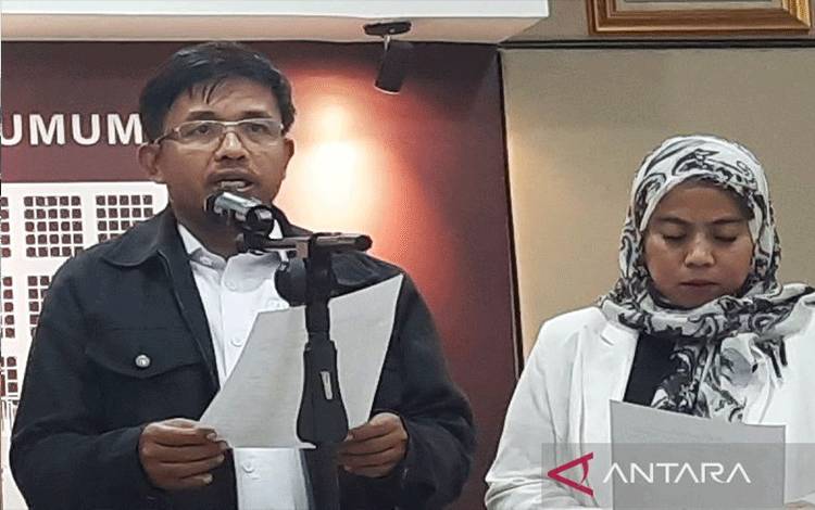 Anggota KPU RI Idham Holik (kiri) bersama Anggota KPU RI Betty Epsilon Idroos (kanan) dalam konferensi pers di Media Centre KPU RI, Jakarta, Senin (16/10/2023). ANTARA/Narda Margaretha Sinambela/aa.